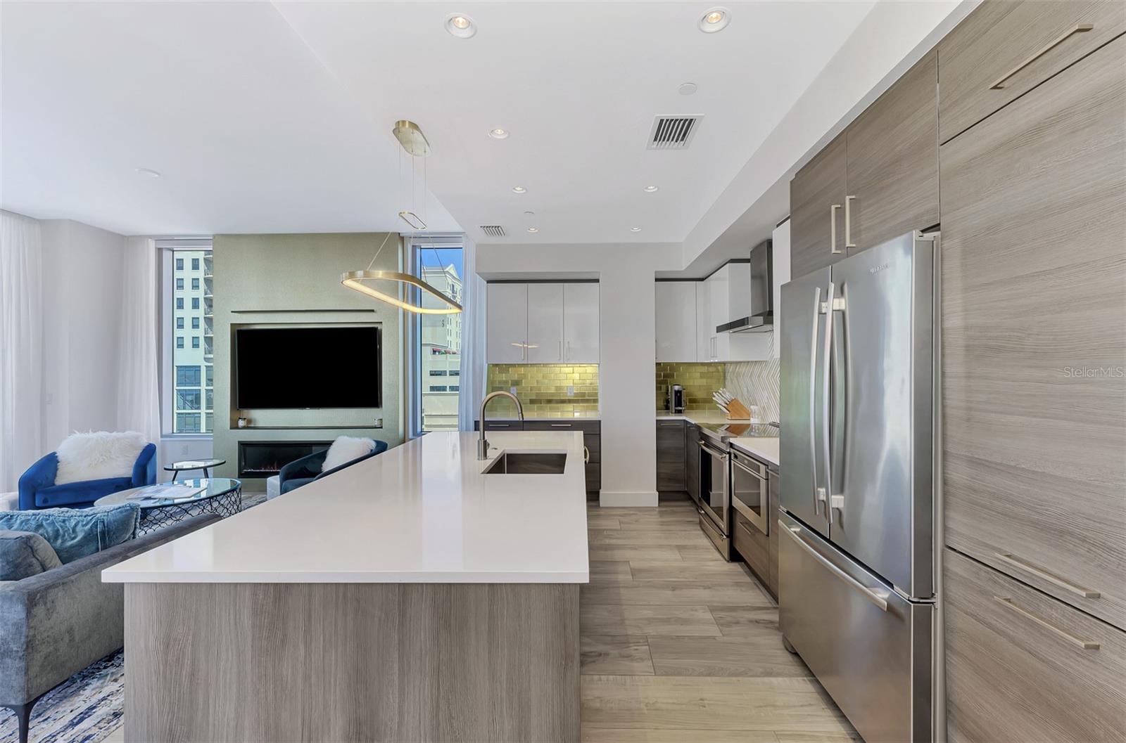 111 S PINEAPPLE AVE #915