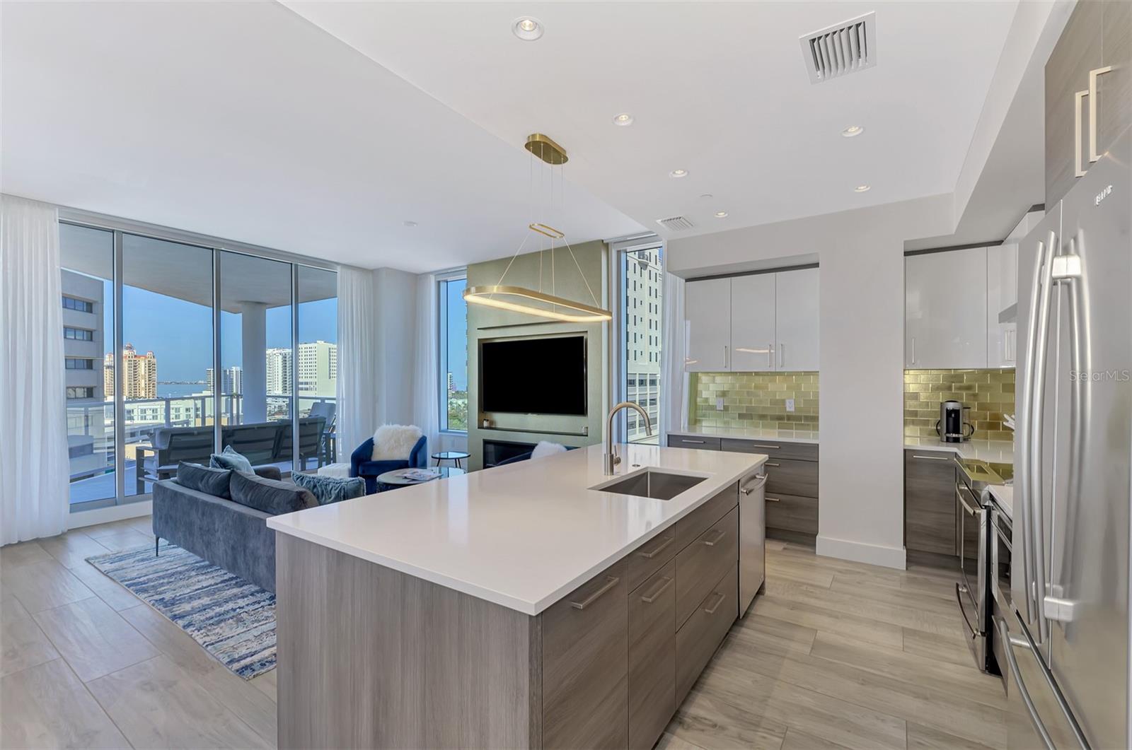 111 S PINEAPPLE AVE #915