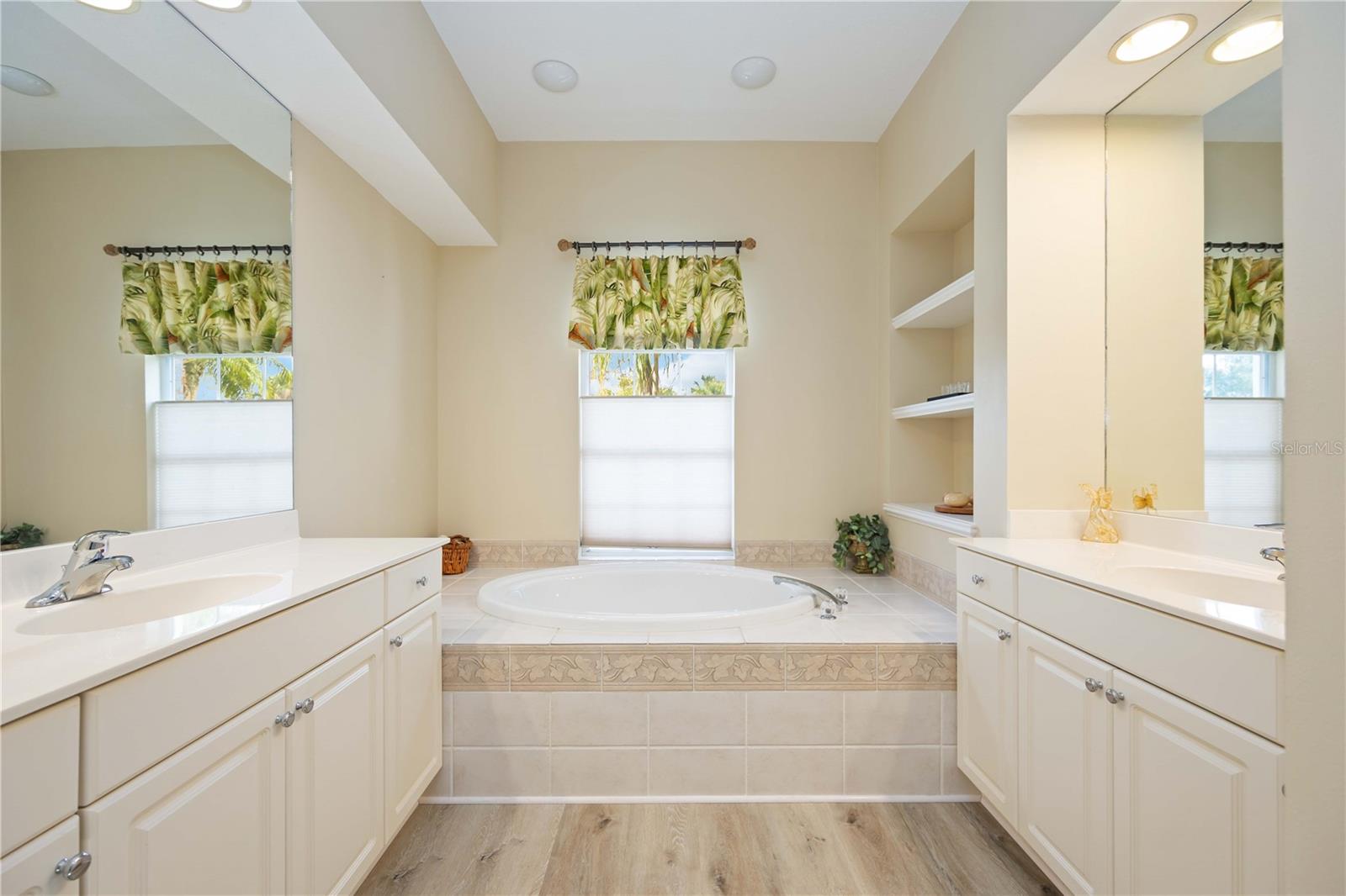 6186 9TH AVENUE CIR NE