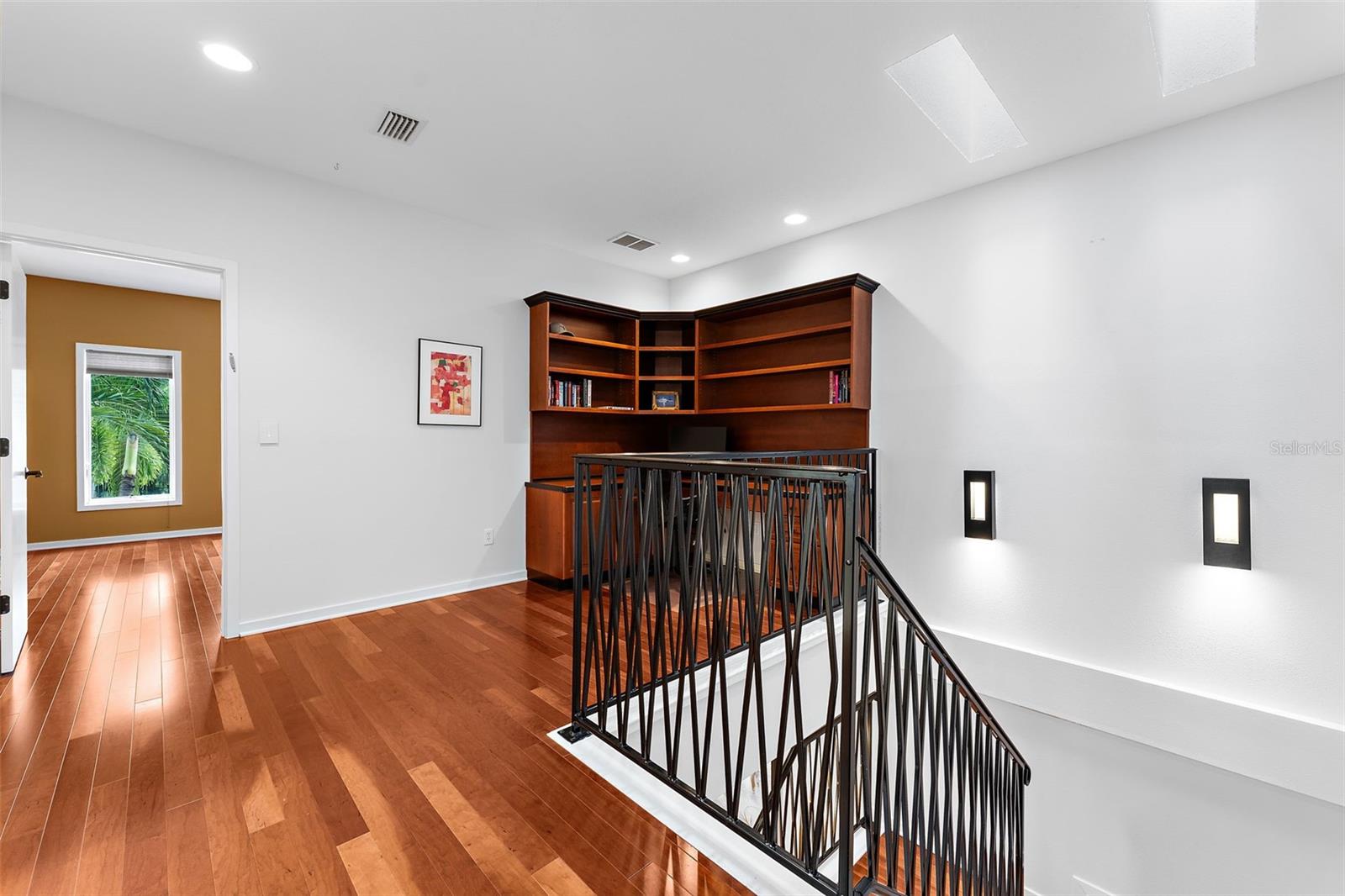 1685 LAUREL ST #4