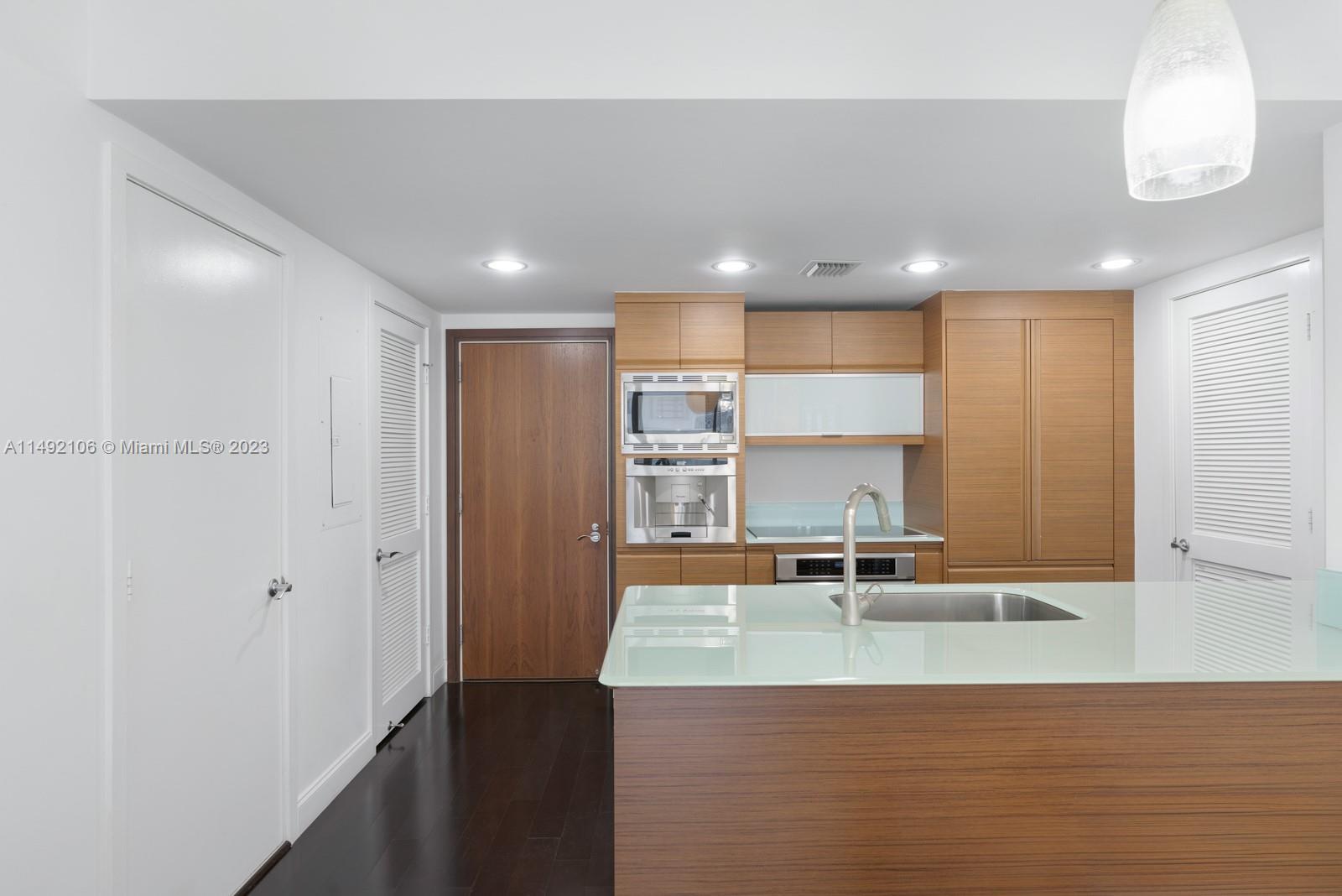 5875 Collins Ave # 1206