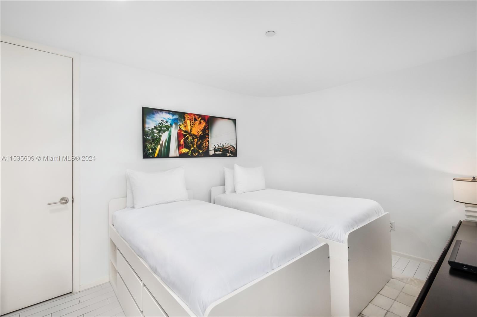 2201 Collins Ave # 514
