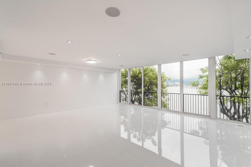 1000 VENETIAN WAY # 105