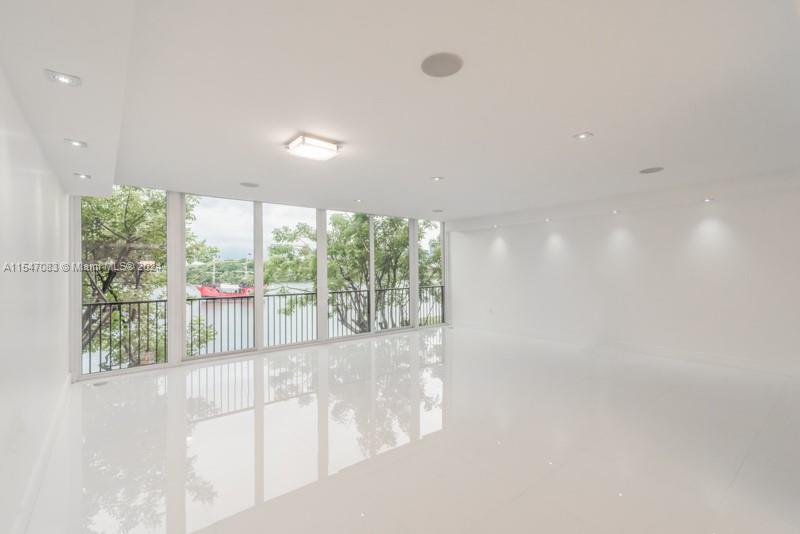 1000 VENETIAN WAY # 105