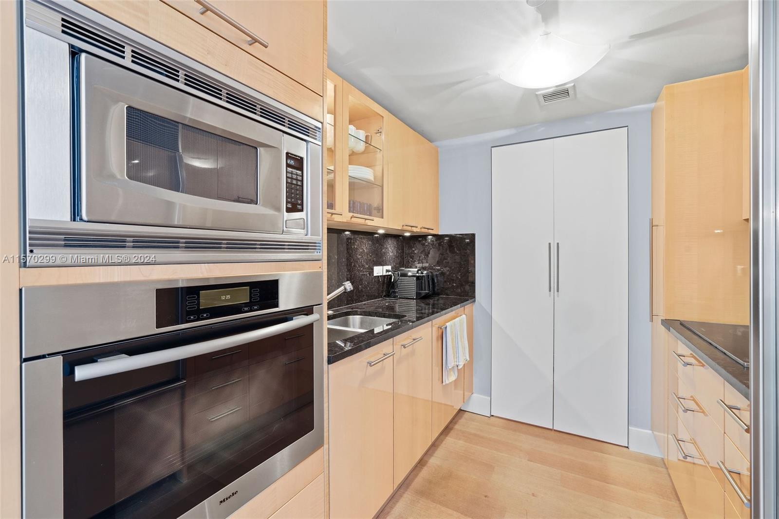 6801 Collins Ave # 1210