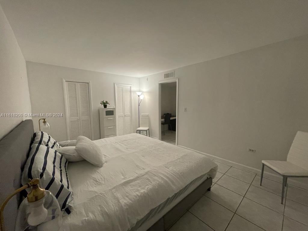 1881 Washington Ave # 4D