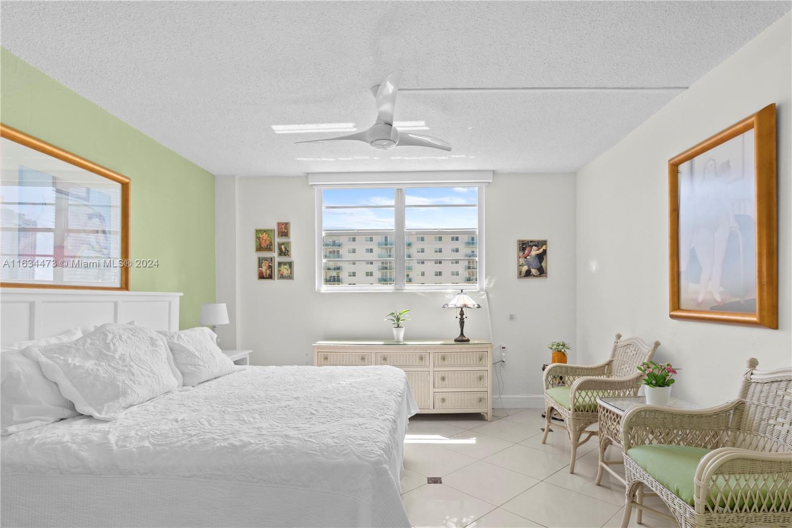 19390 Collins Ave # 1106