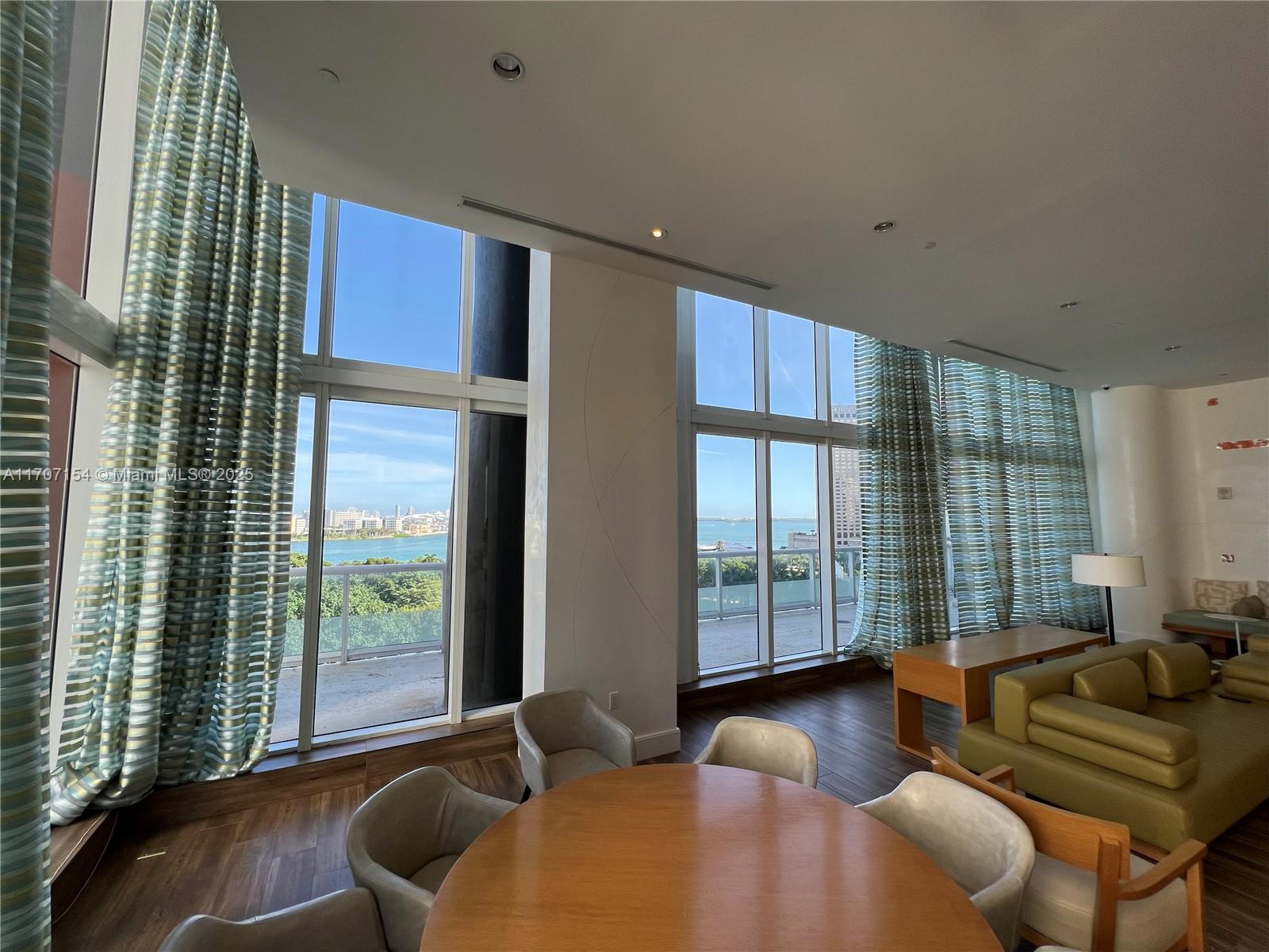 50 Biscayne Blvd # 4006