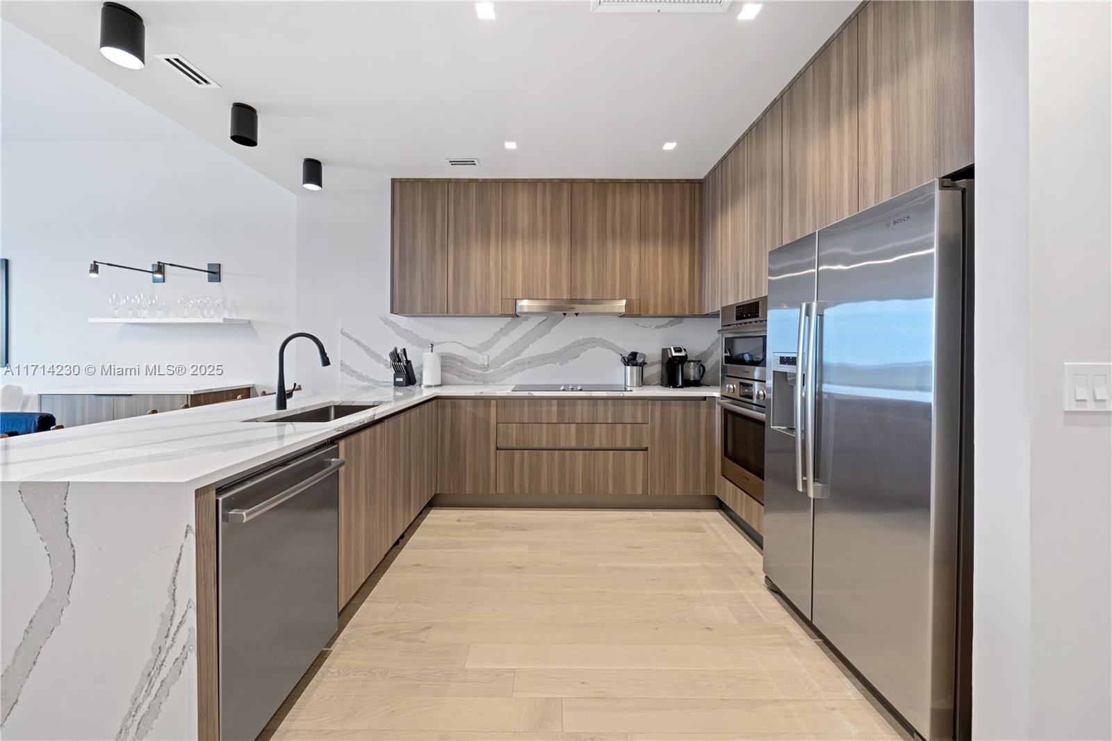 2301 Collins Ave # 1637