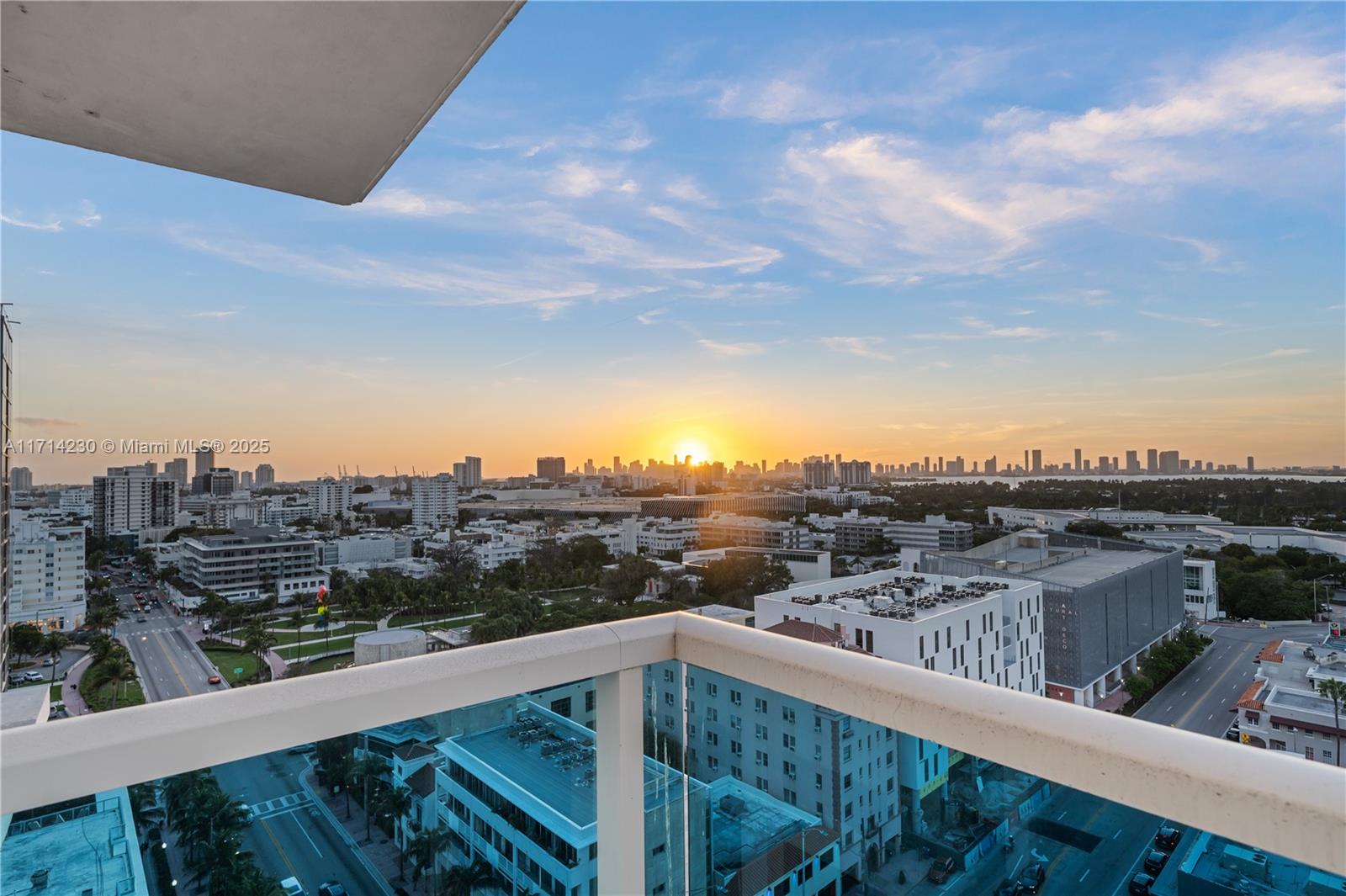 2301 Collins Ave # 1637