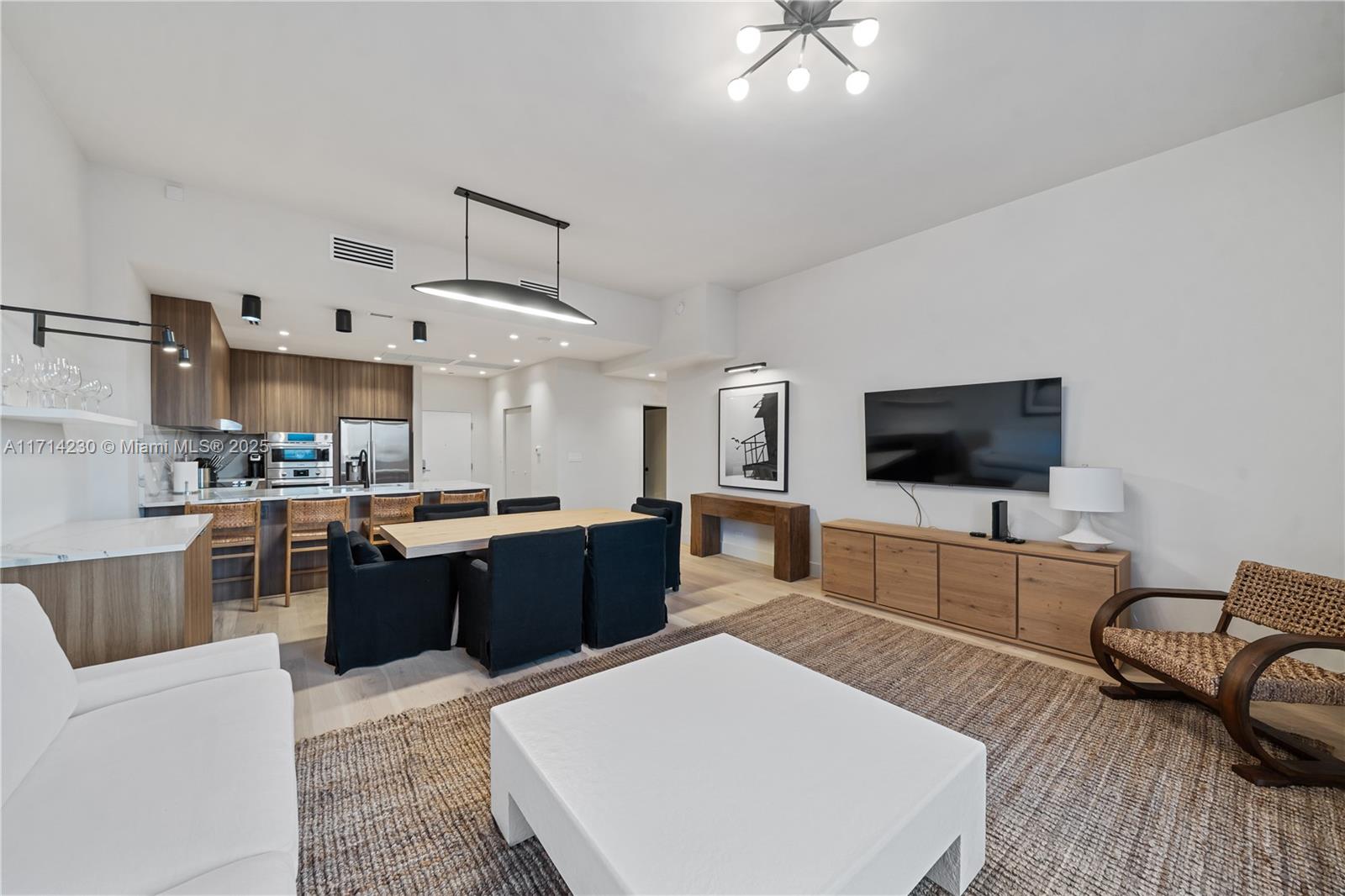 2301 Collins Ave # 1637