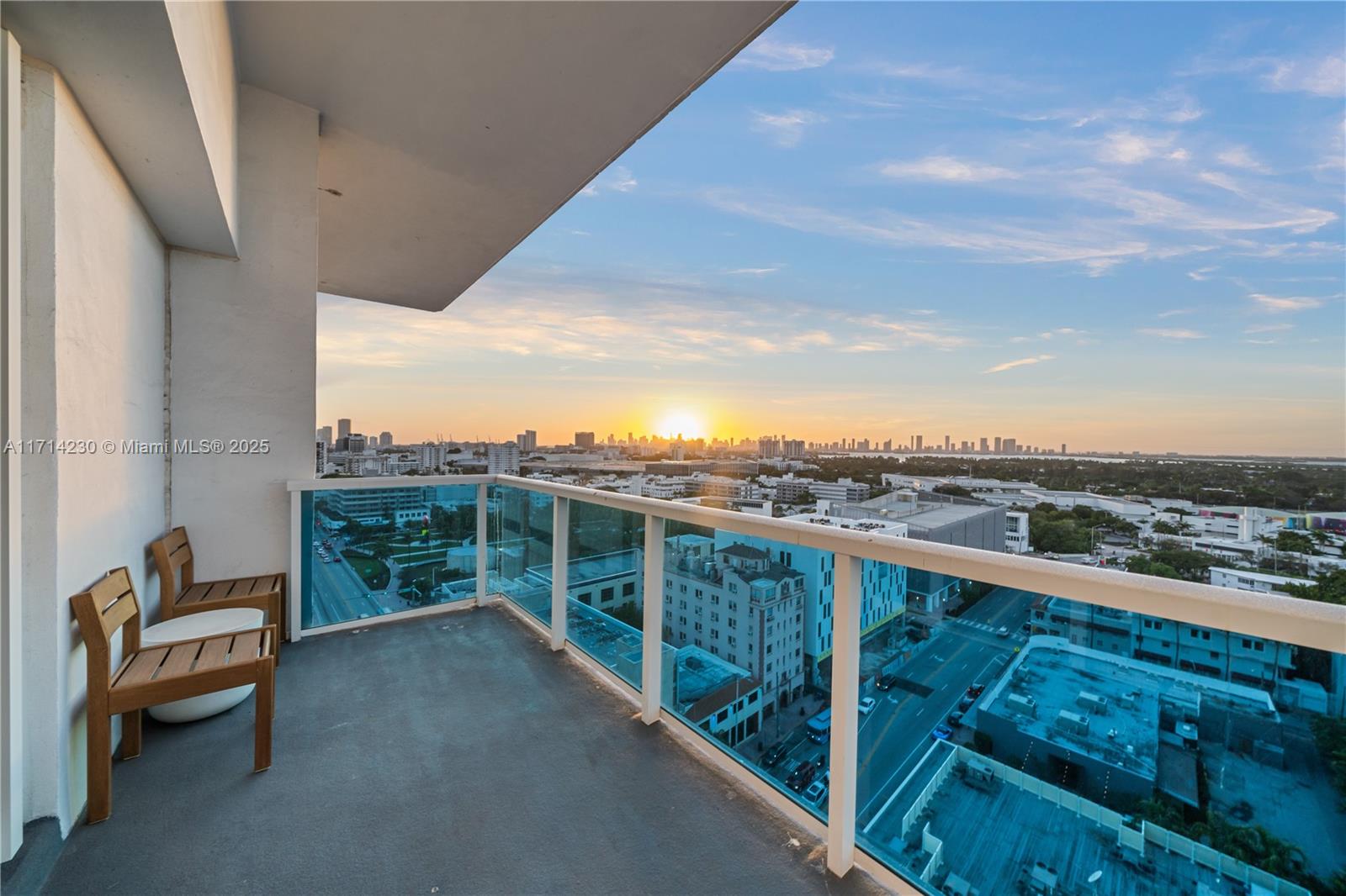 2301 Collins Ave # 1637