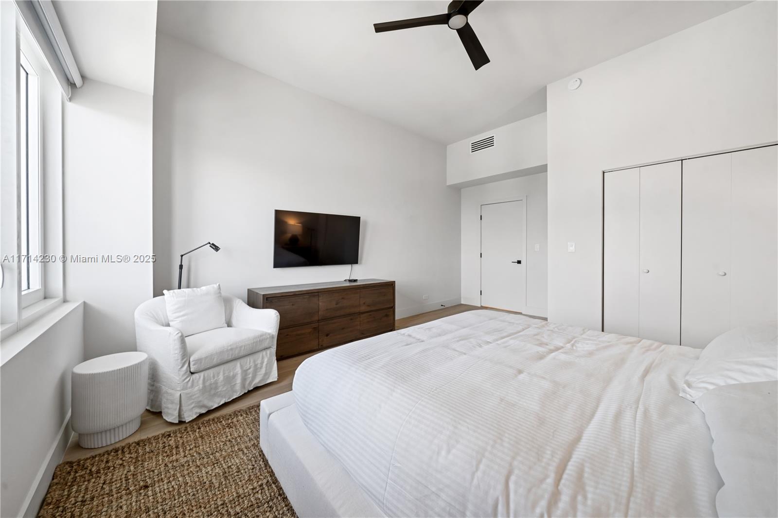 2301 Collins Ave # 1637