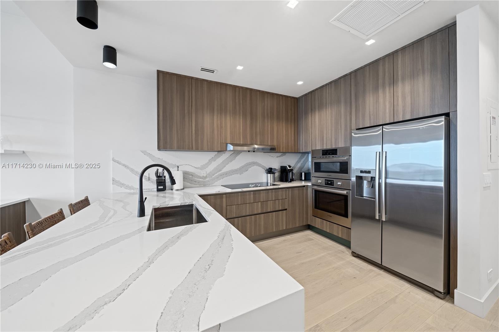 2301 Collins Ave # 1637