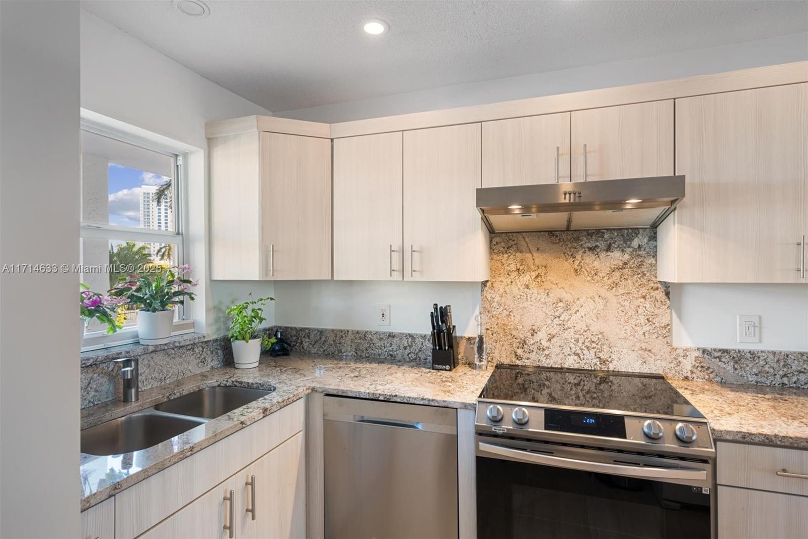 511 Bayshore Dr # 304