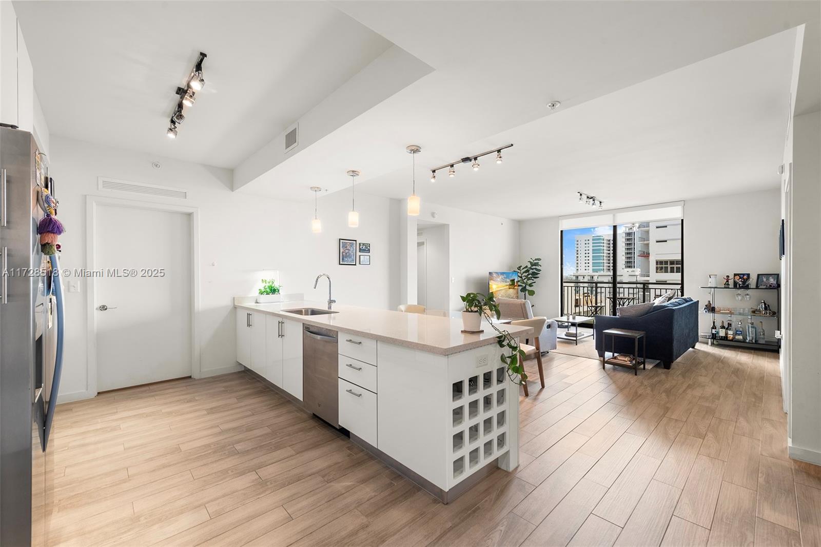 999 SW 1st Ave # 1405