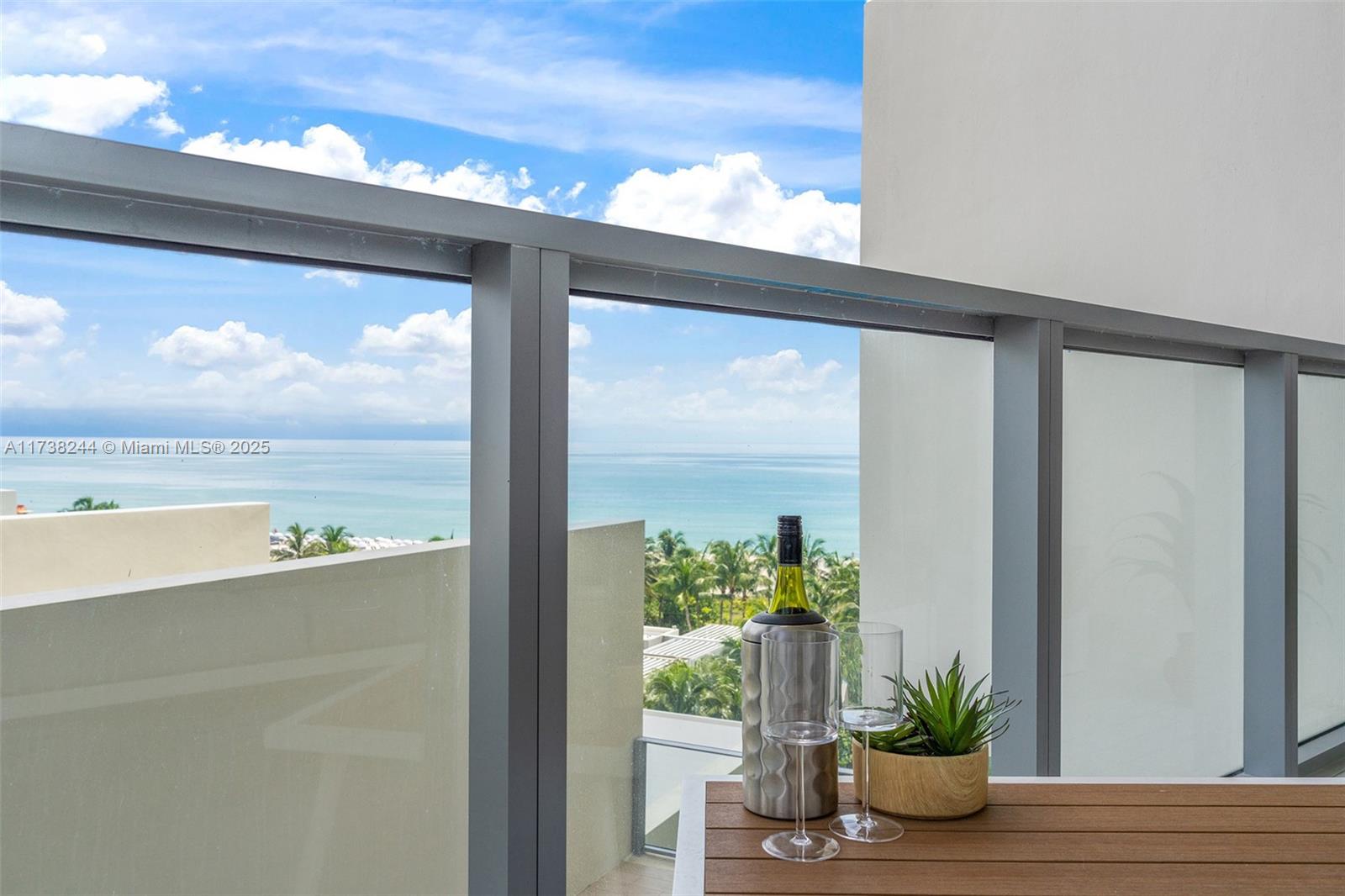 2201 Collins Ave # 811