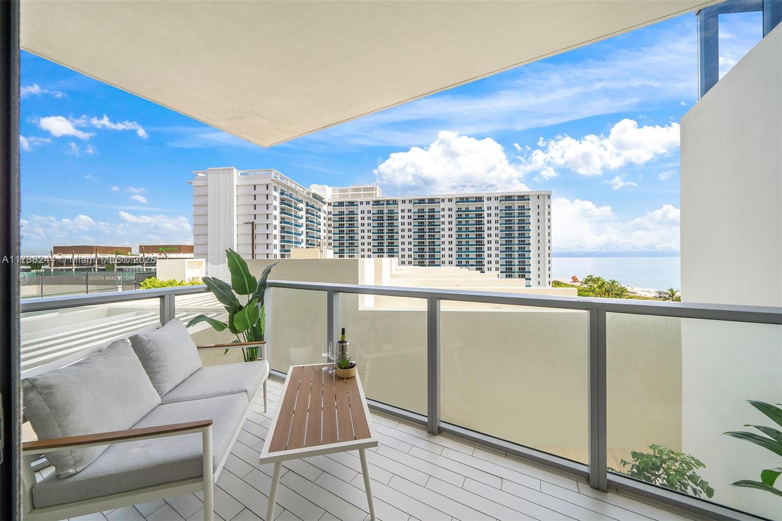 2201 Collins Ave # 811