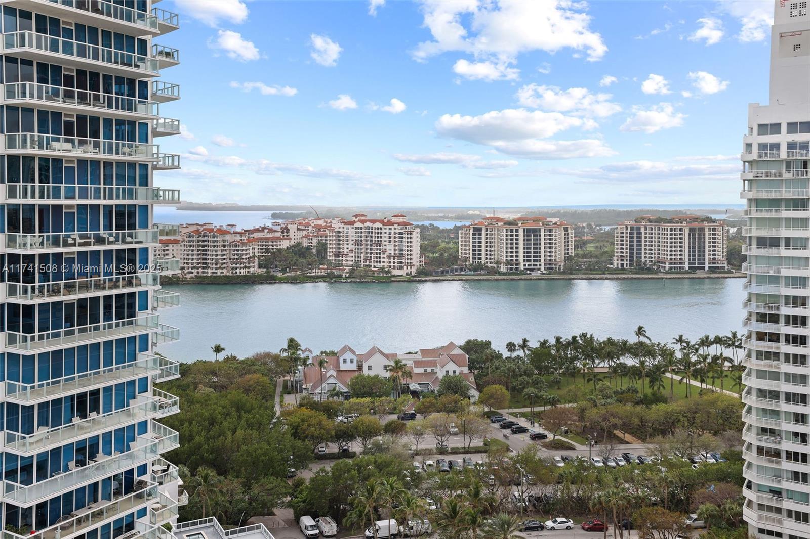 50 S Pointe Dr # 2004