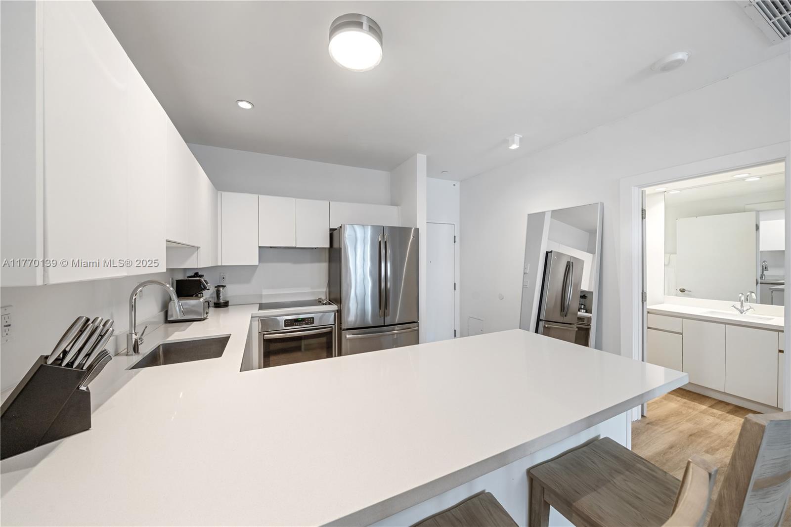 2301 Collins Ave # 1622