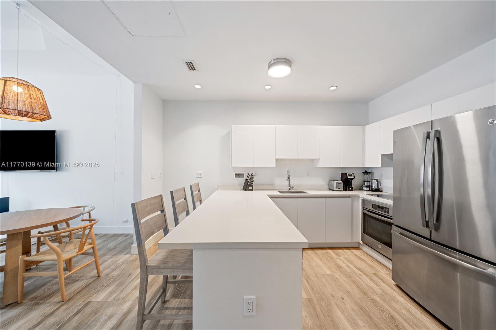 2301 Collins Ave # 1622