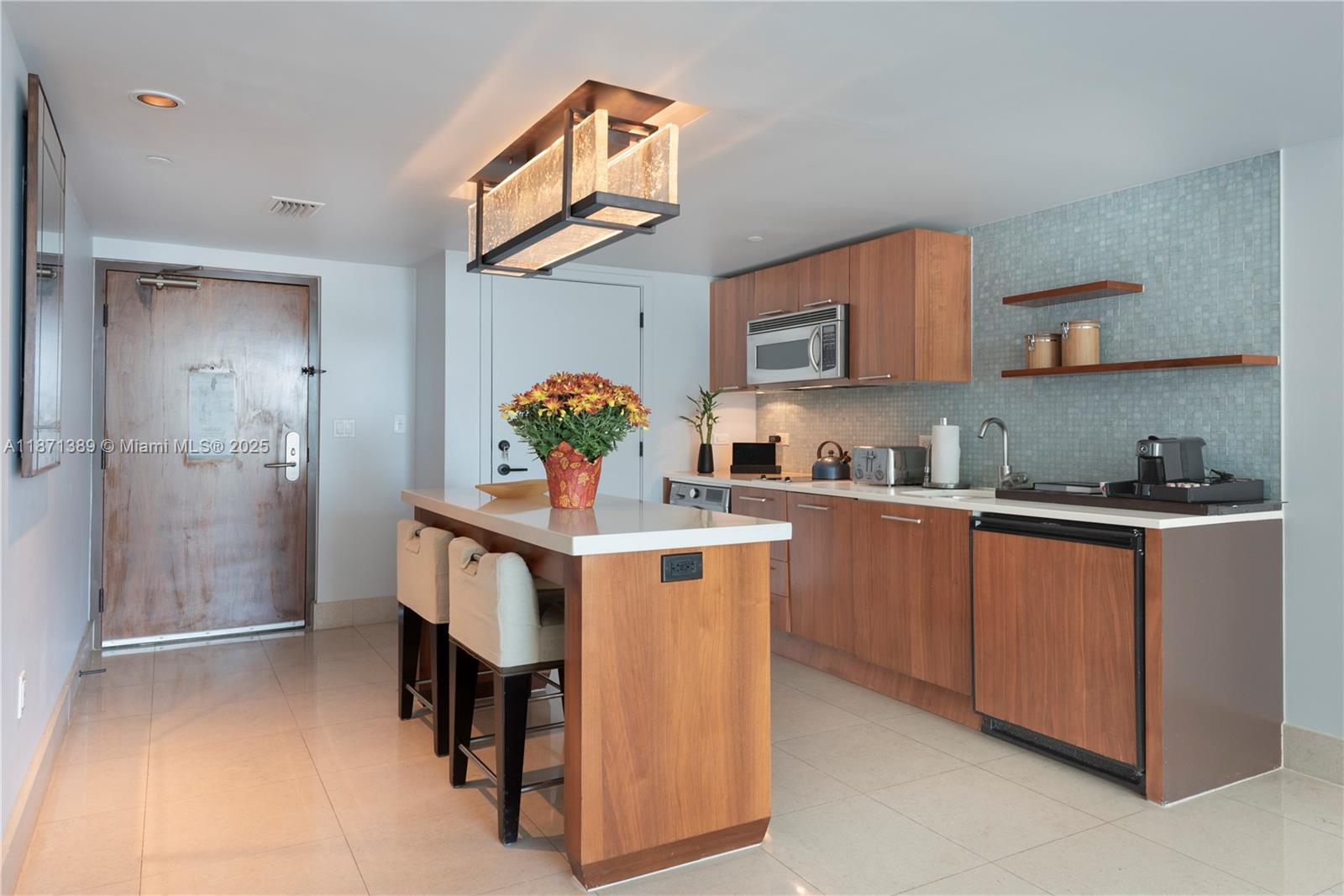 6801 Collins Ave Unit: 418 (deed 407)