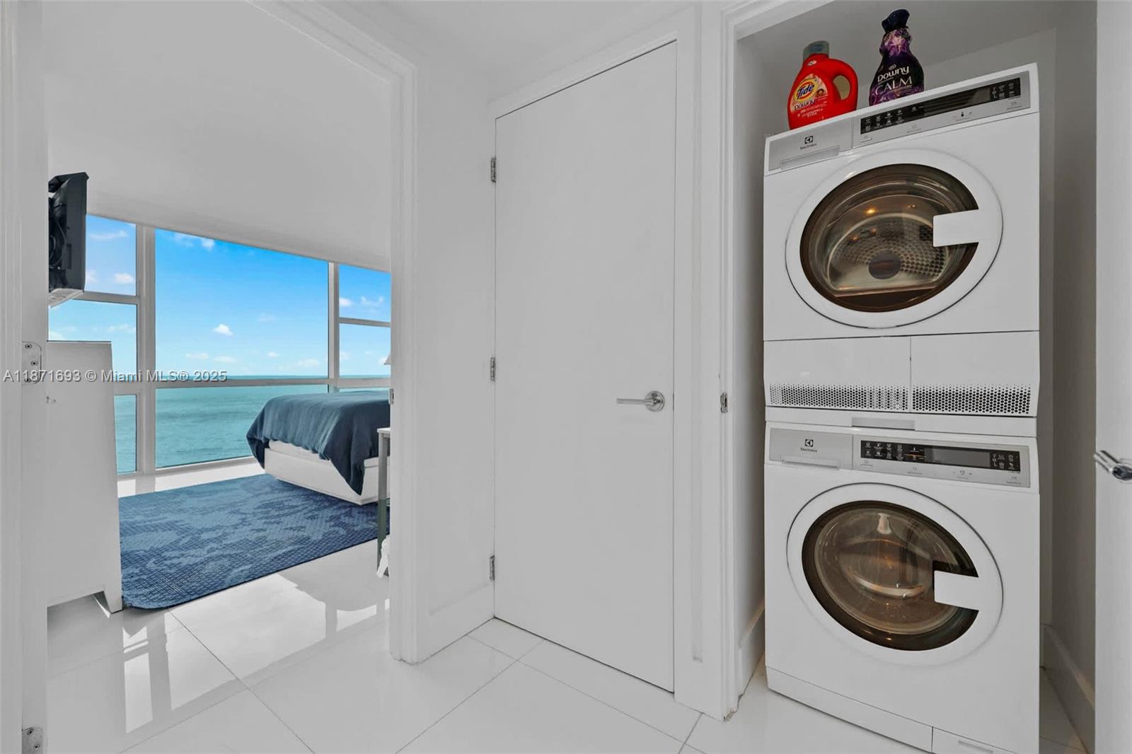 6801 Collins Ave Unit: 1204/1217