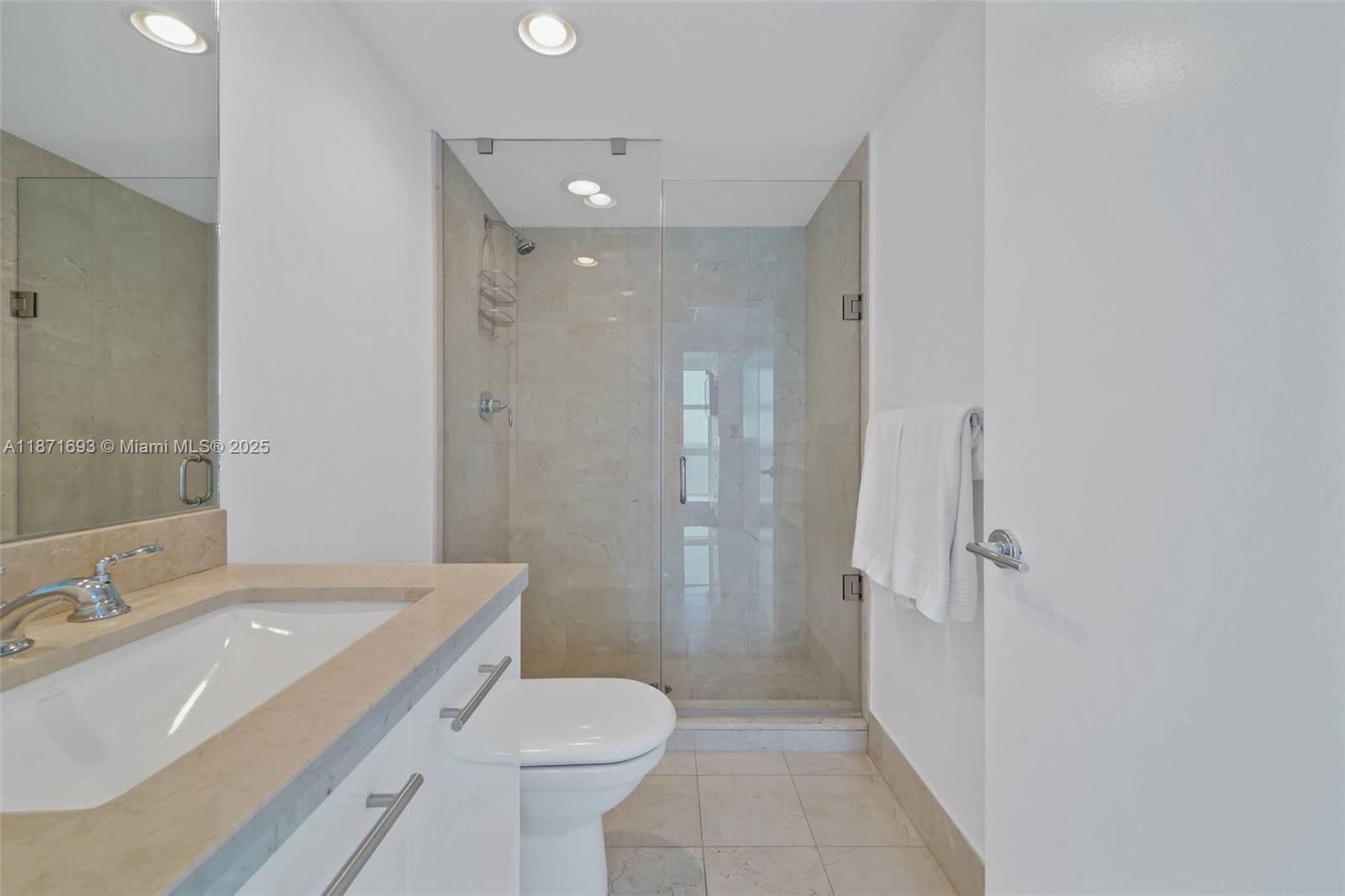 6801 Collins Ave Unit: 1204/1217