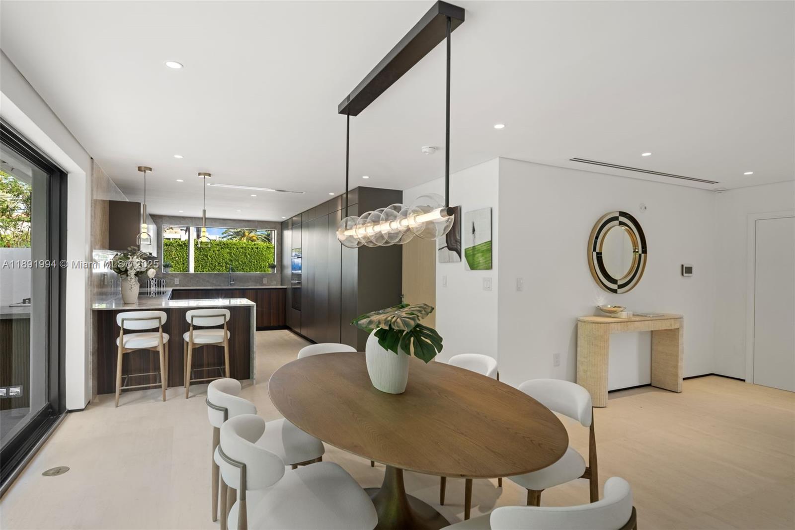 222 E Rivo Alto Dr