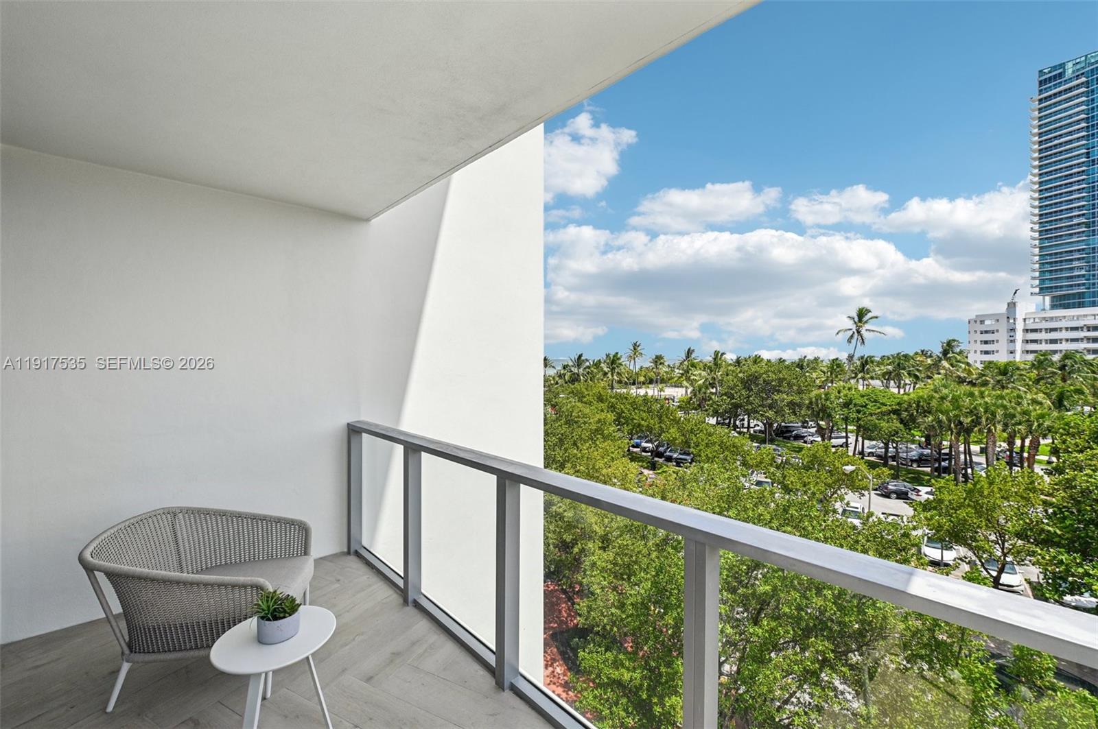 2201 Collins Ave # 401