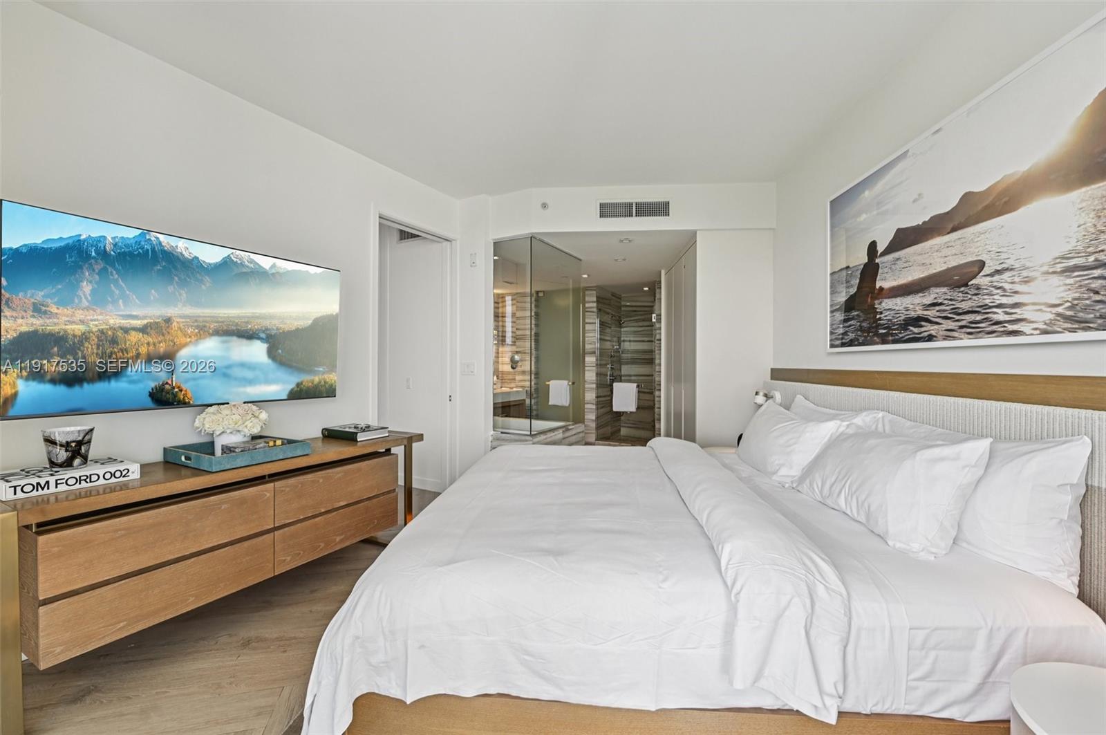 2201 Collins Ave # 401