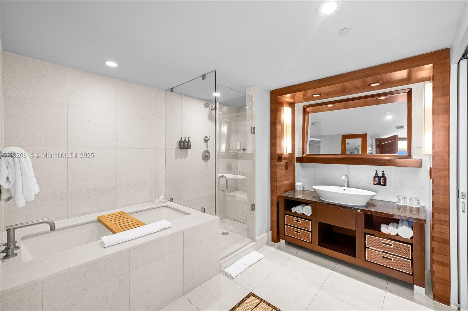 6801 Collins Ave Unit: 822(Door#) 805 (Legal#)