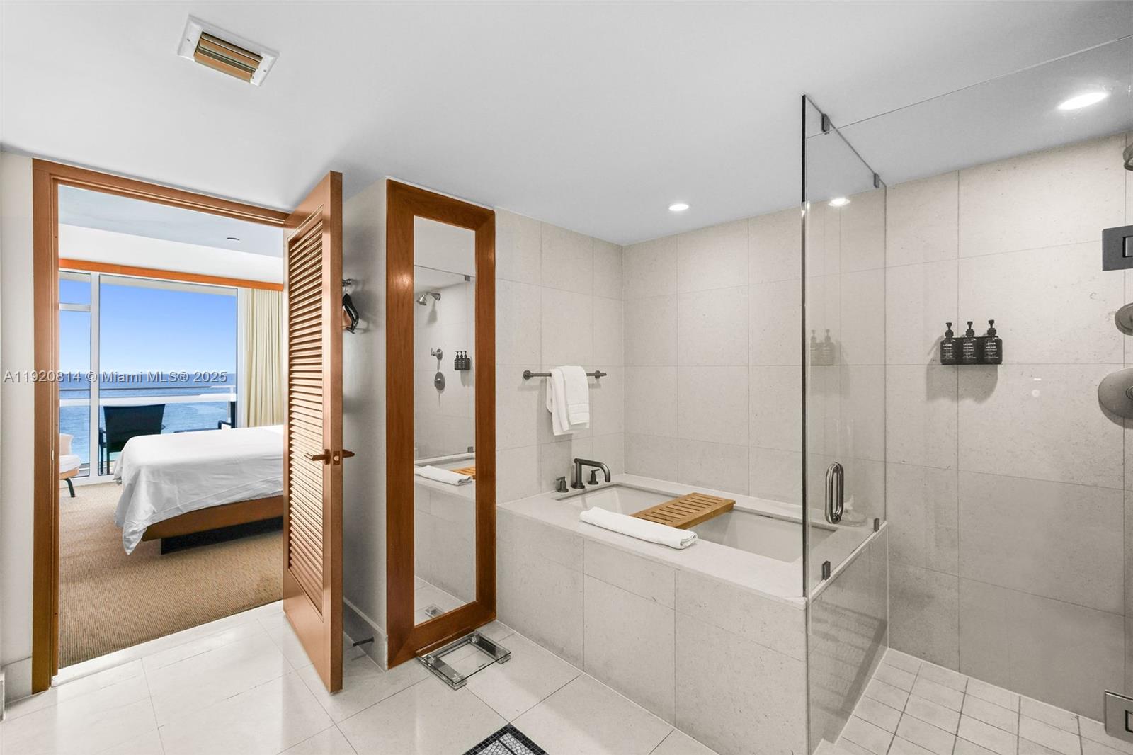 6801 Collins Ave Unit: 822(Door#) 805 (Legal#)