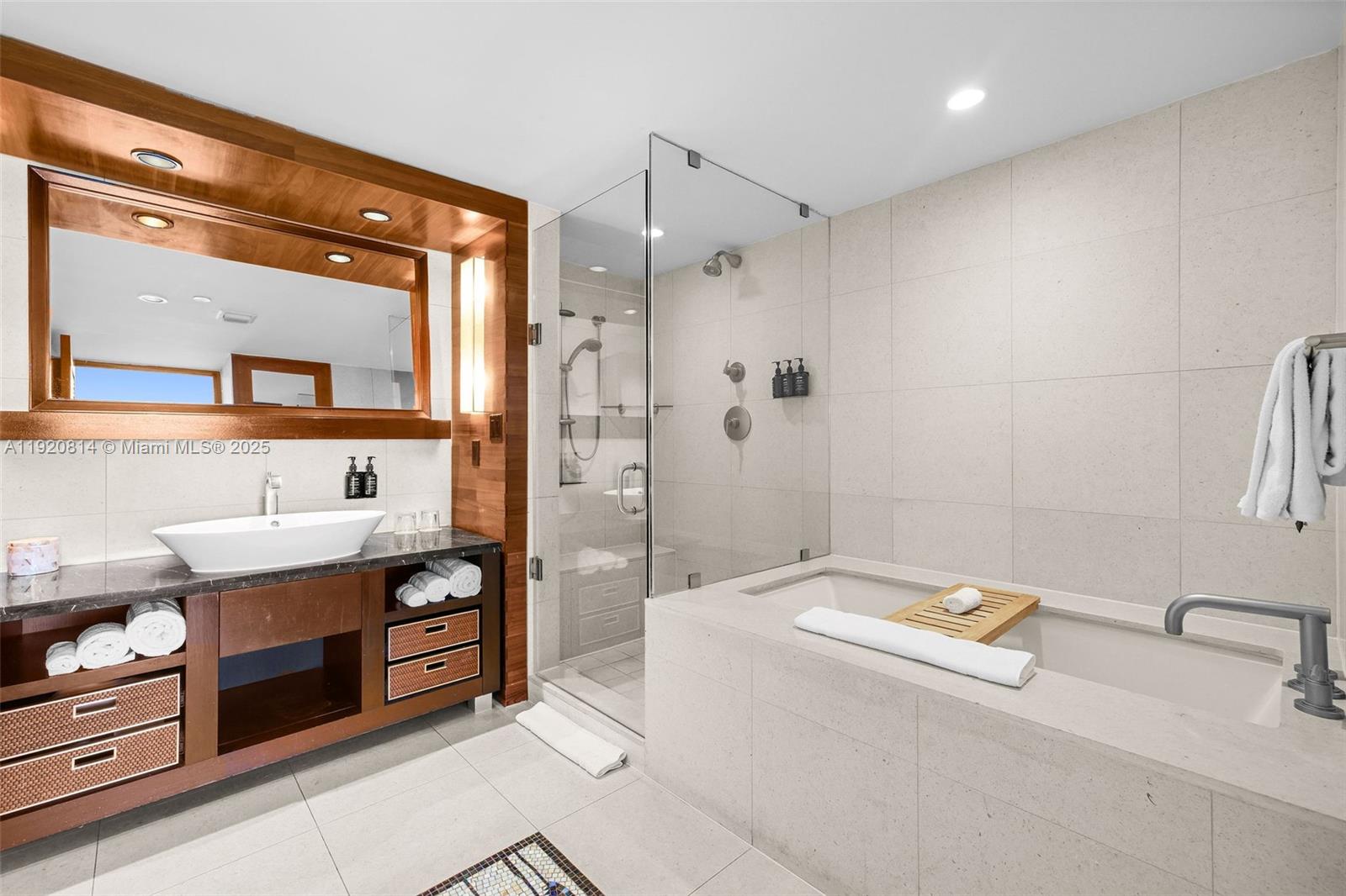 6801 Collins Ave Unit: 822(Door#) 805 (Legal#)