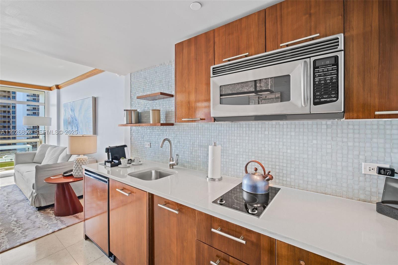 6801 Collins Ave Unit: 614 (legal 609)
