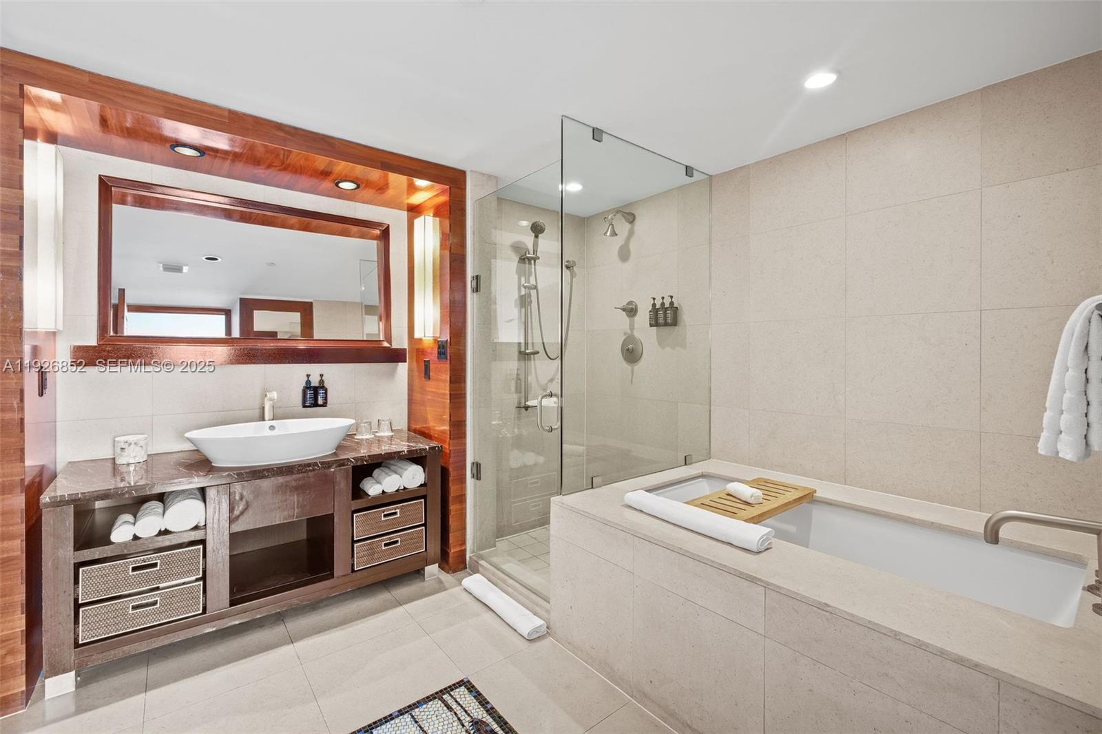6801 Collins Ave Unit: 614 (legal 609)