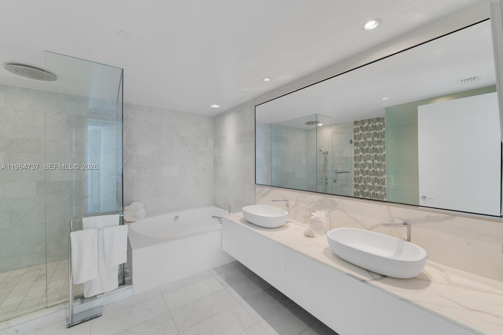 10201 Collins Ave # 611