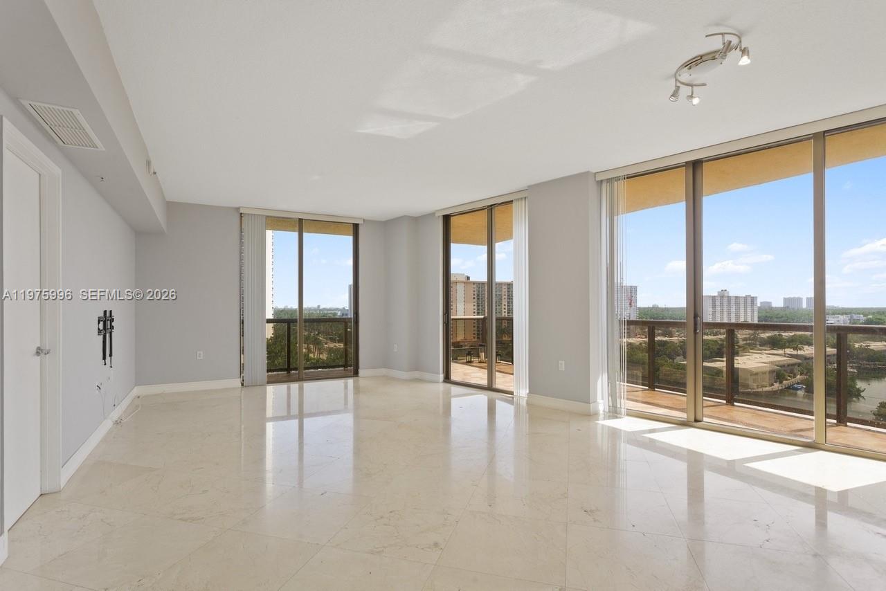 16275 Collins Ave # 904