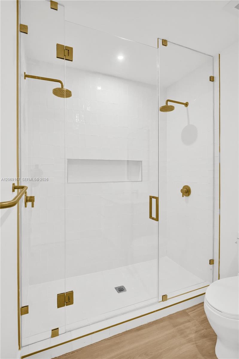 90 NE 32nd Street Unit: ph#27
