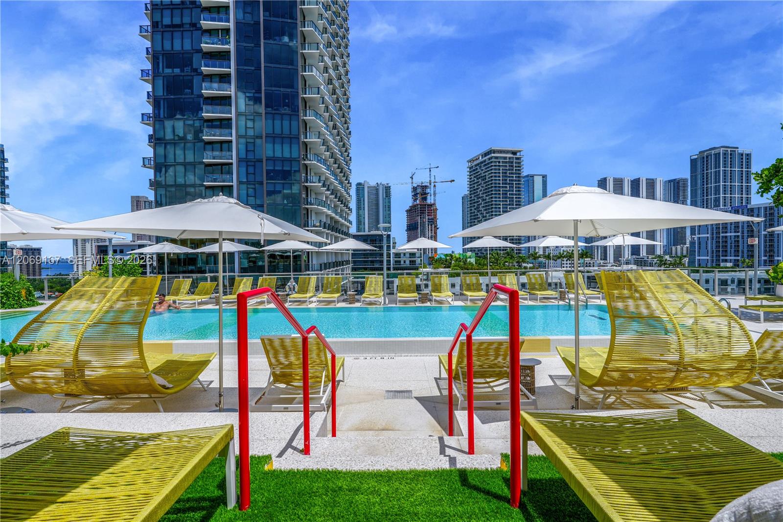 90 NE 32nd Street Unit: ph#27