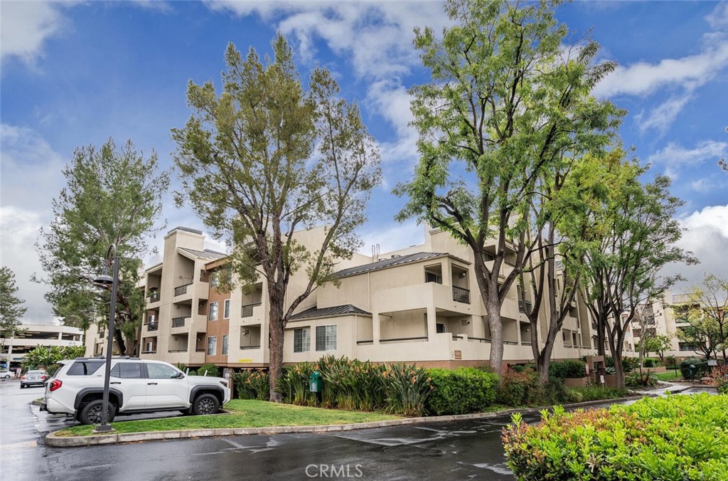5540 Owensmouth Avenue 302