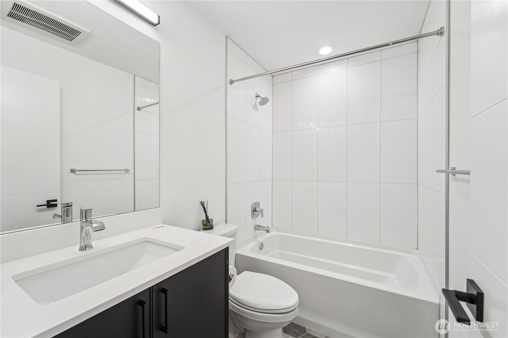 909 Hiawatha PL S Unit: B