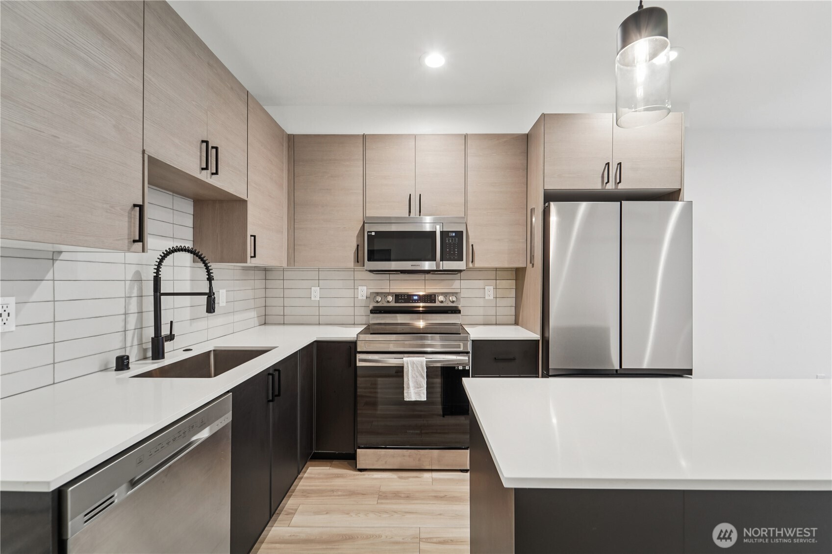 909 Hiawatha PL S Unit: B