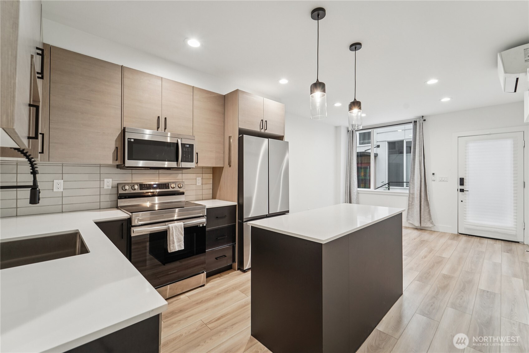 909 Hiawatha PL S Unit: B