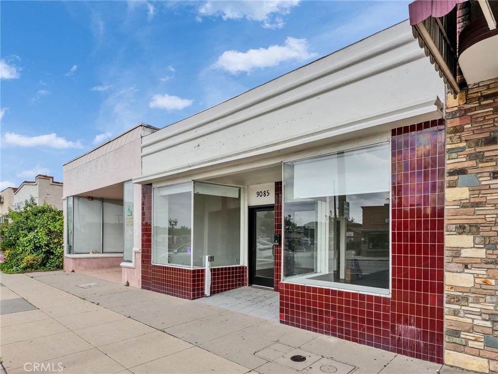 9085 Las Tunas Drive