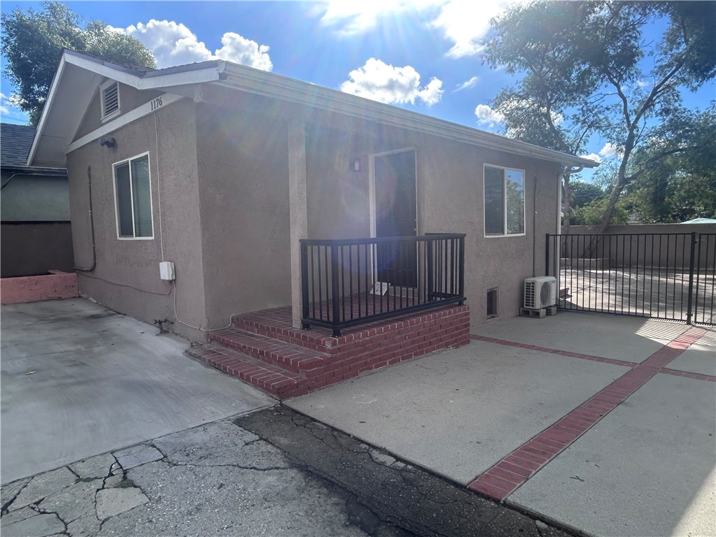 1176 E Villa St