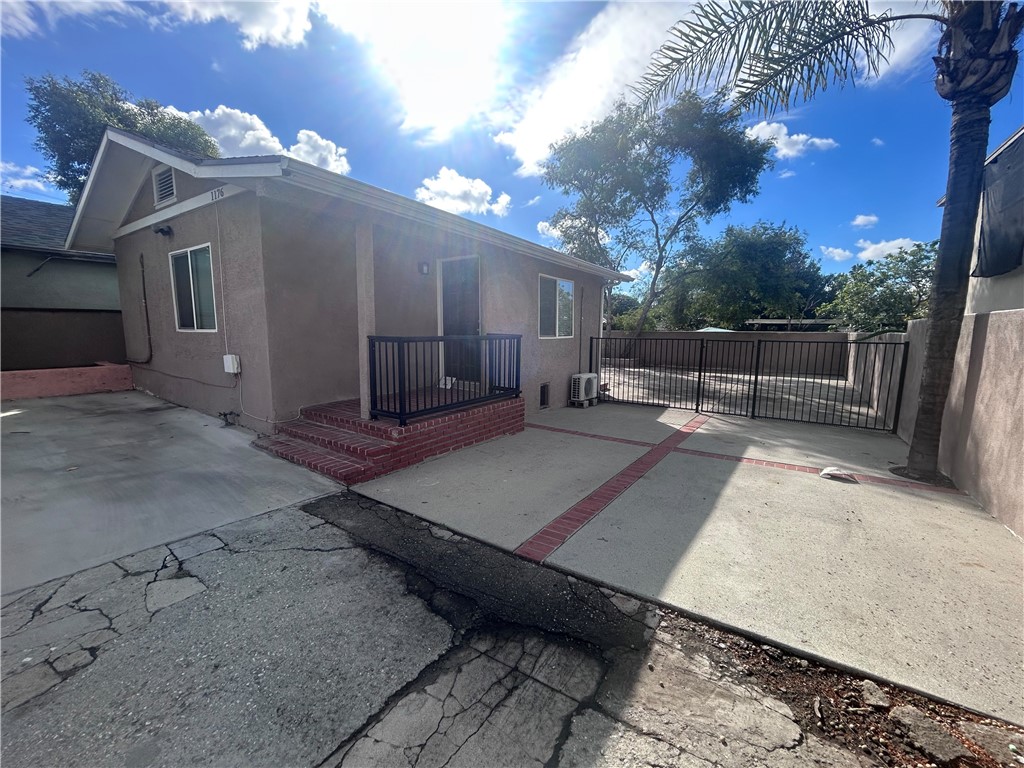 1176 E Villa St
