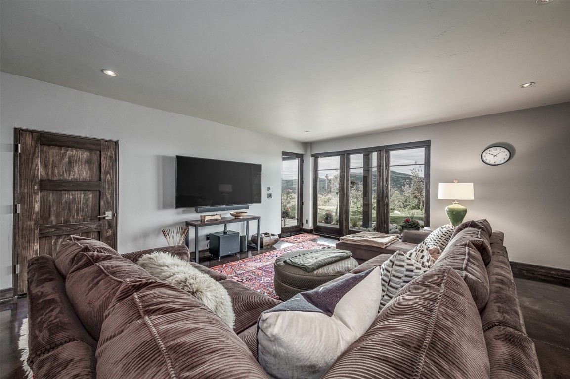 1247 Clubhouse CIRCLE