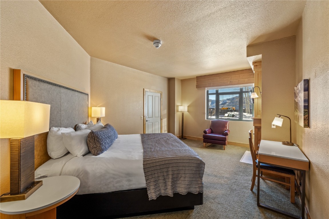 2300 Mount Werner CIRCLE 252/250