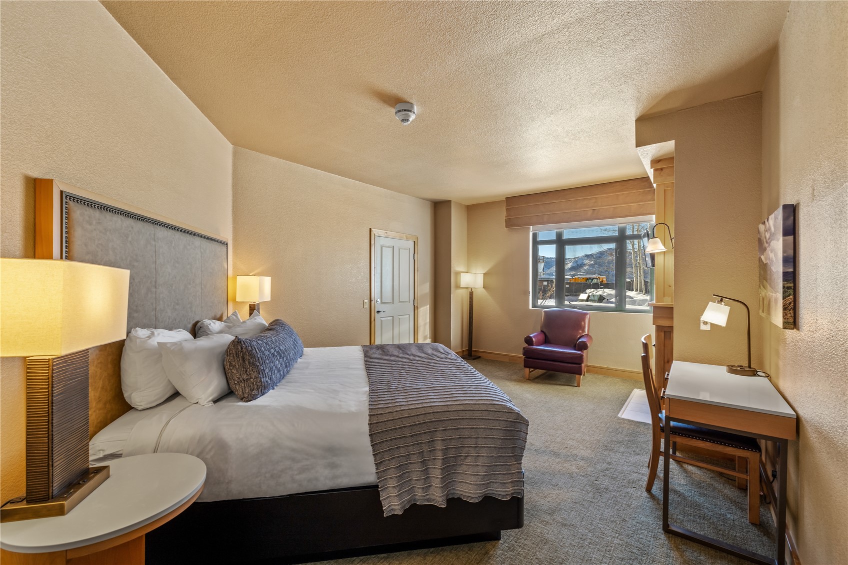 2300 Mount Werner CIRCLE 252/250